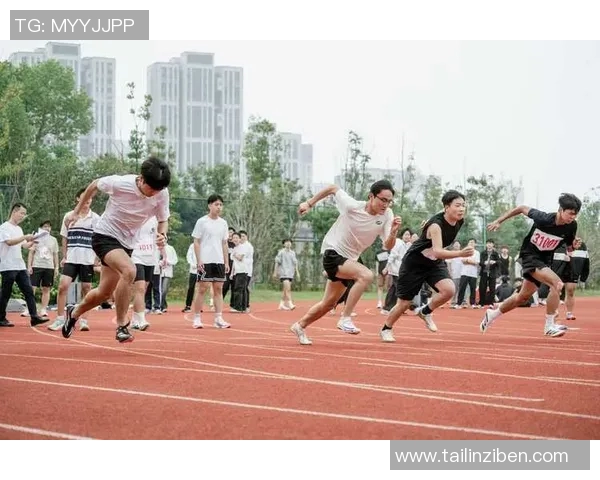 卡卡球场传奇再现：连帽卫衣演绎足球之王的青春风采