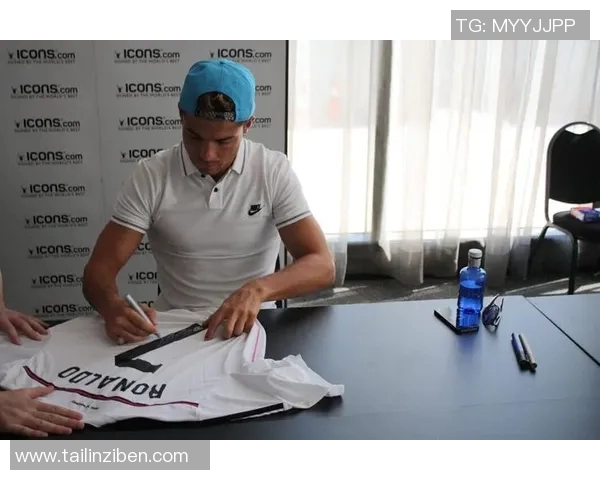 聚焦足球巨星左手亲笔签名独特魅力与球迷收藏价值分析 聚焦足球巨星左手亲笔签名独特魅力与球迷收藏价值分析